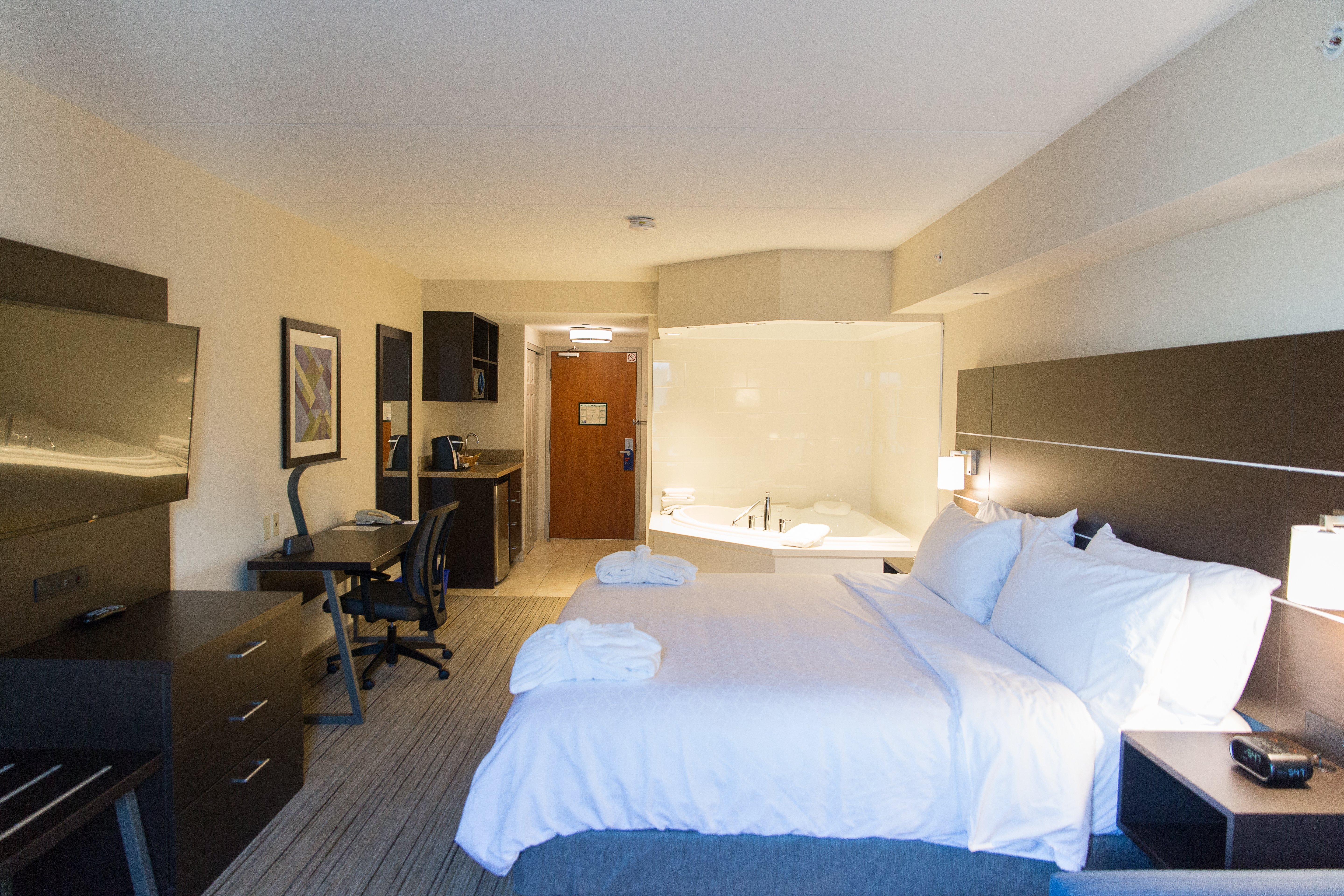 Holiday Inn Express Brampton By Ihg Exterior photo
